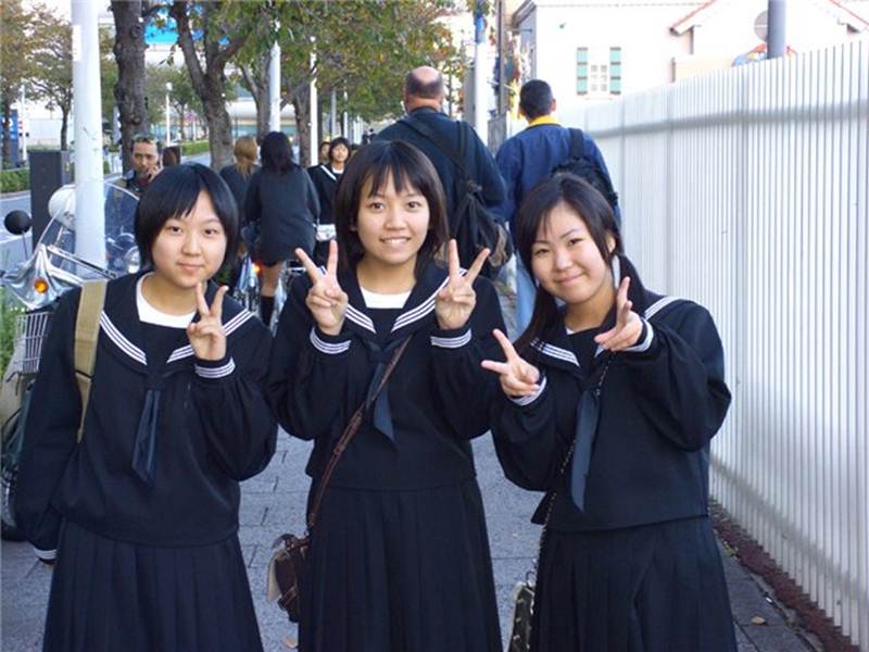 Япония школа девочки. Японские школьники. Школьная форма в Японии. Обычный японский школьник. Японки в школе.
