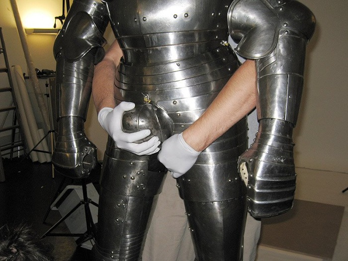 У средневекового рыцаря все части тела были закованы в латы.